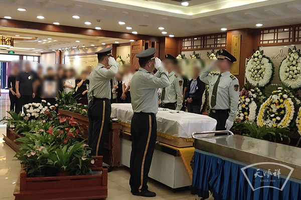 在八宝山殡仪馆兰厅为某机集团公司领导举行告别仪式