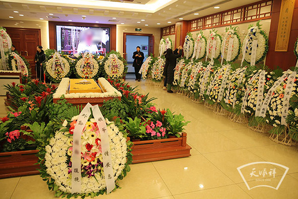 在八宝山殡仪馆为北京某高校党委书记许某举办丧葬告别仪式
