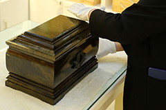 北京殡仪馆卖的骨灰盒价格是多少？北京普通骨灰盒多少钱一个？