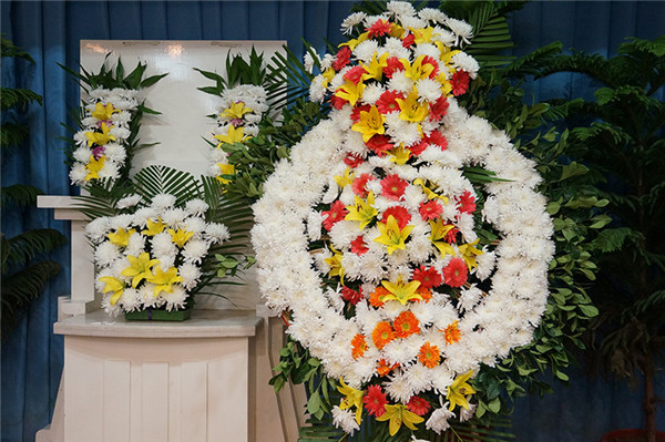 在某殡仪馆为某单位员工举行追悼会仪式