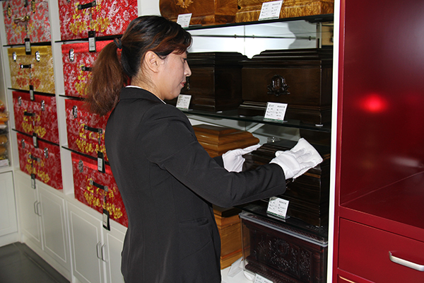 天顺祥马驹桥店工作人员擦拭骨灰盒