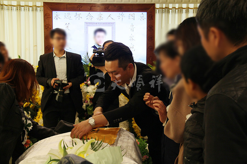 北京殡葬服务网工作人员为老人提供净身穿衣服务