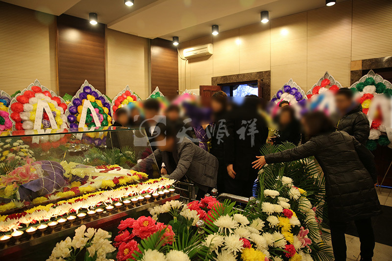 北京殡葬服务网工作人员在殡仪服务现场
