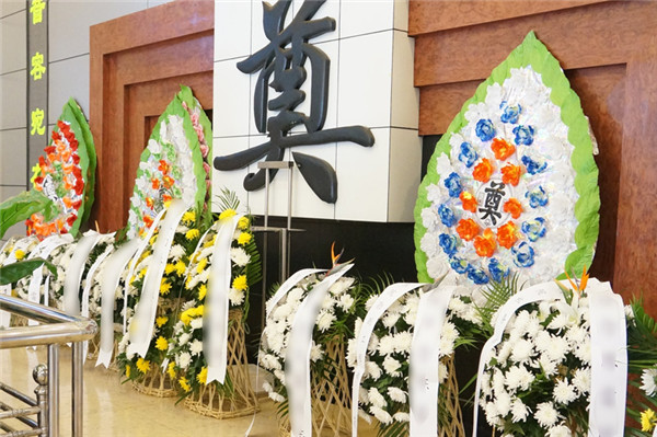 在某殡仪馆为某女士举办一站式白事葬礼