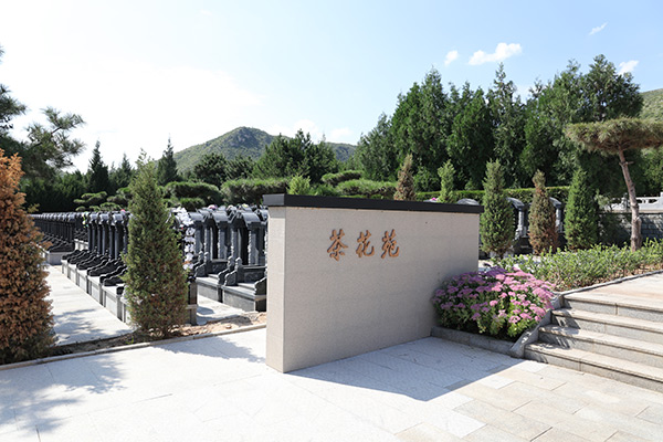 皇家龙山陵园是谁的墓地？皇家龙山陵园怎么样价格多少？