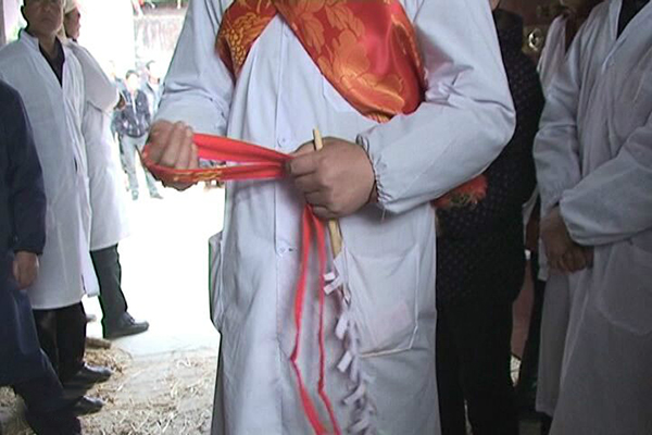 为老人准备入殓仪式