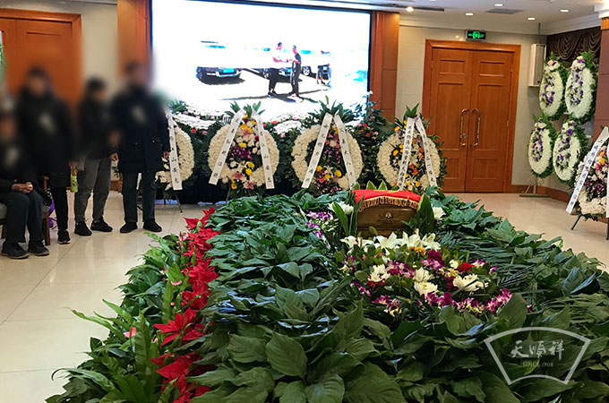 在八宝山殡仪馆为某单位员工举行追悼会仪式