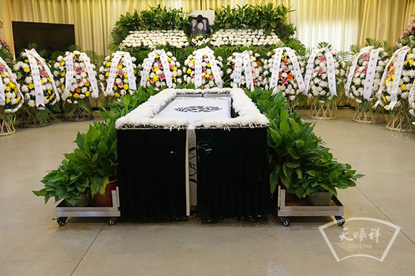 在八宝山殡仪馆文瑞厅为某老人布置告别厅