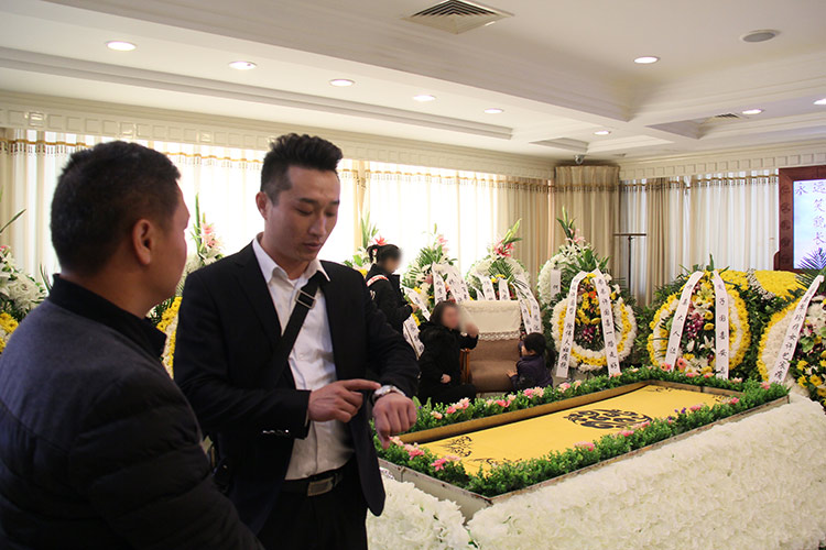 白事一条龙告别厅布置