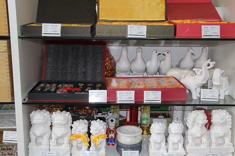 天顺祥马驹桥店墓地摆件