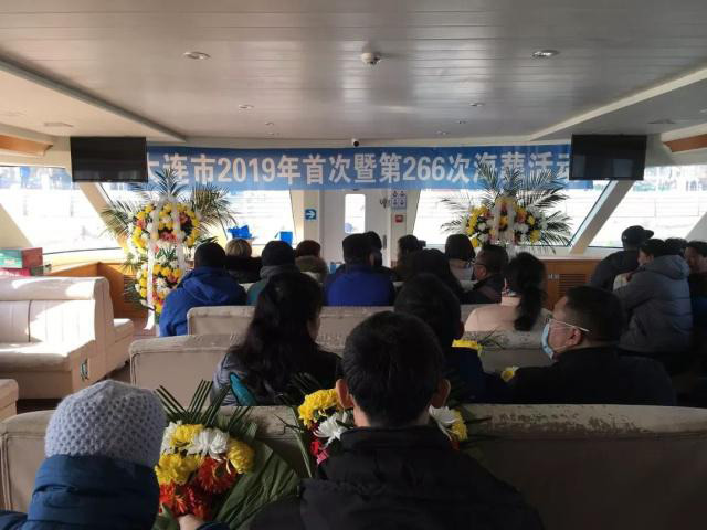 海葬船上的祭奠仪式
