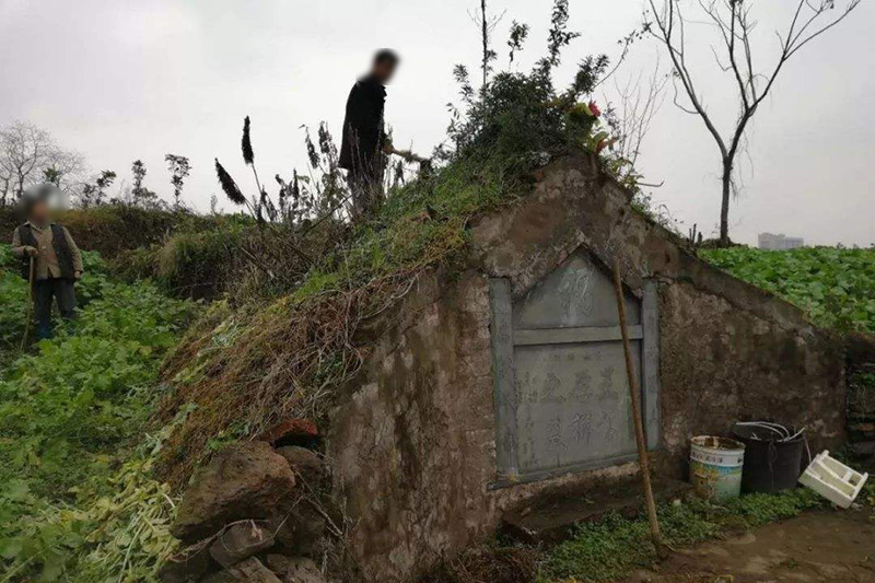 迁坟挖墓穴