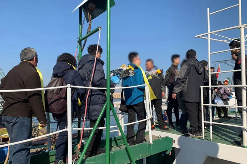 家属登船参加海葬