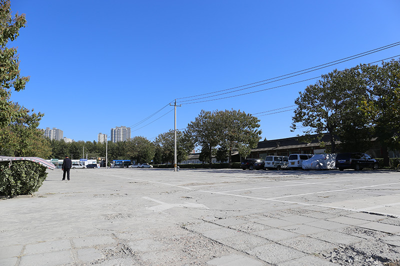 东郊殡仪馆停车场