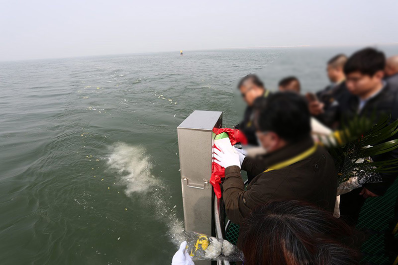 家属海撒骨灰