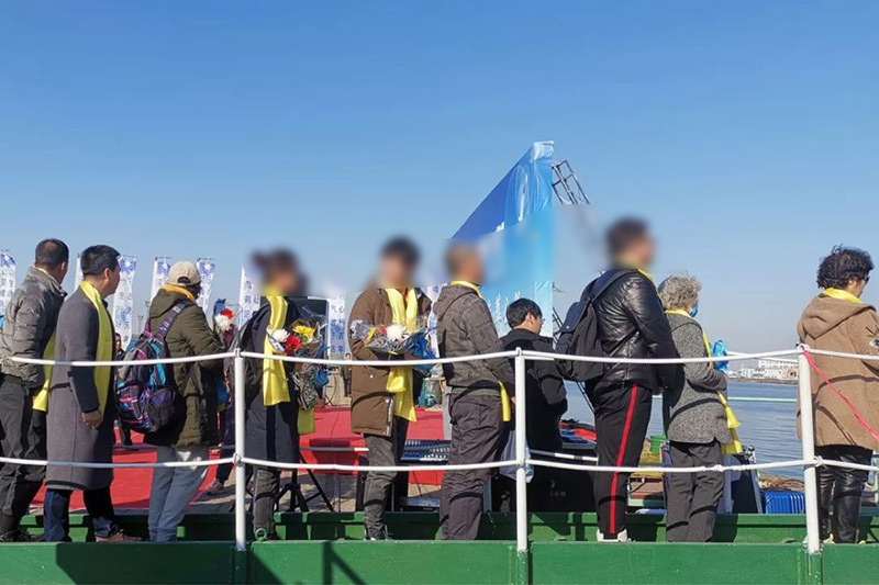 家属登海葬船