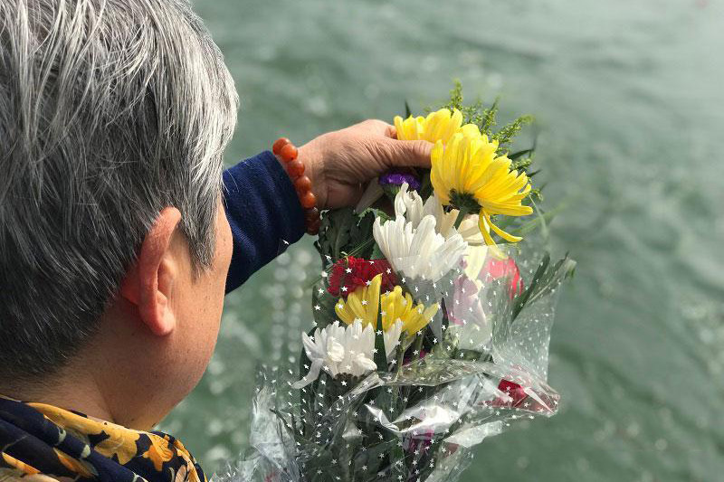 撒入花瓣伴亡灵