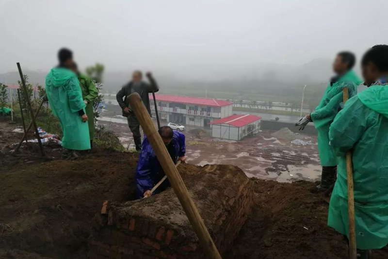 迁坟挖掘现场