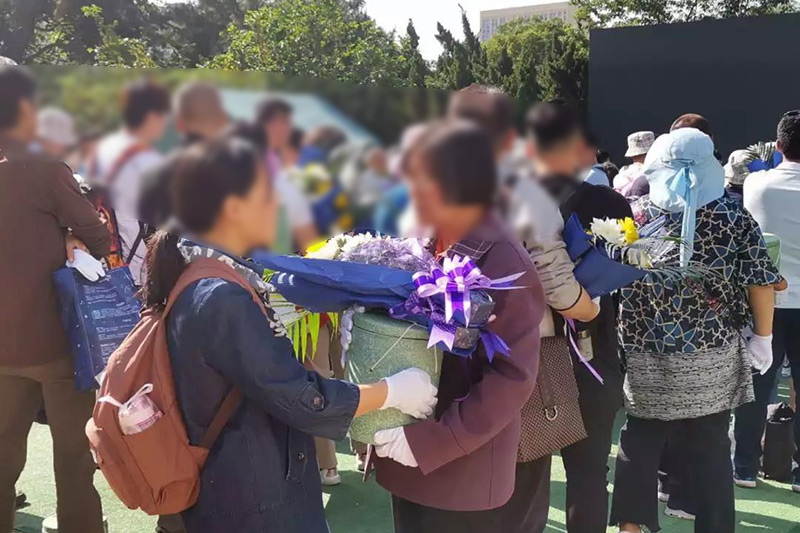 集体海葬等待登船的家属