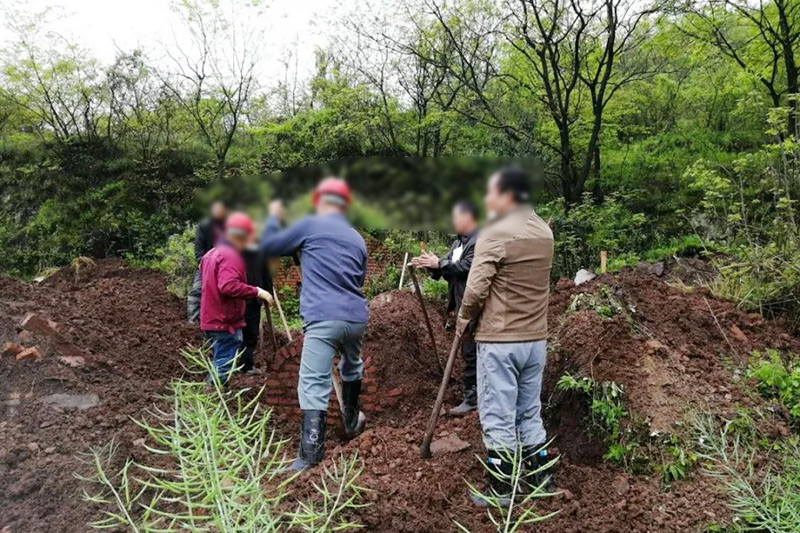 迁坟挖掘现场