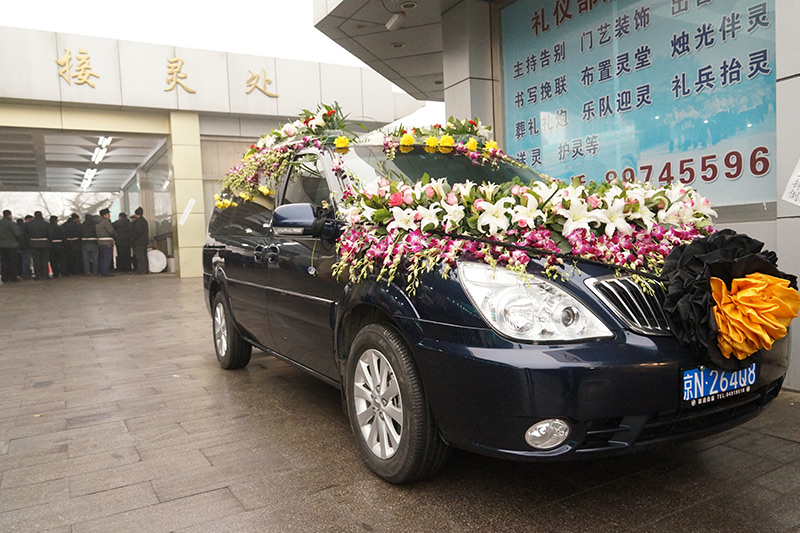 殡仪馆挂花灵车