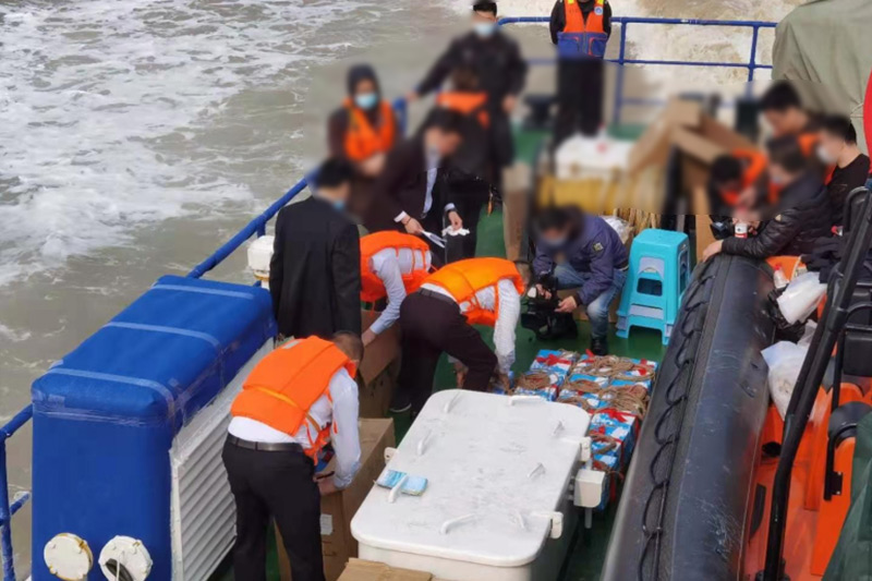家属在海葬船上