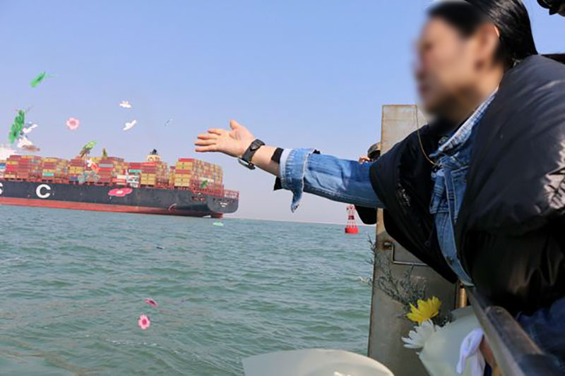 家属在骨灰海撒现场