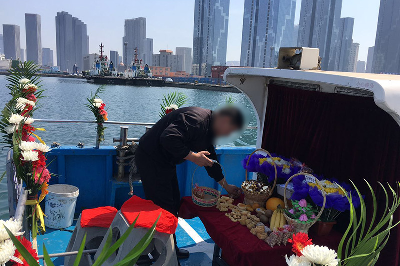 海葬船上