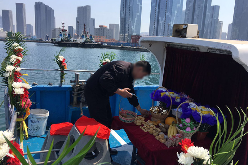 包船海葬供品摆放