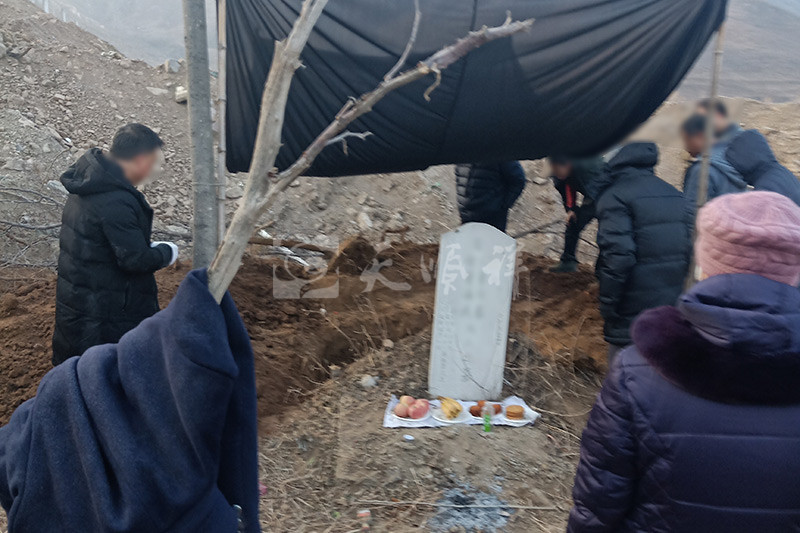 迁坟现场