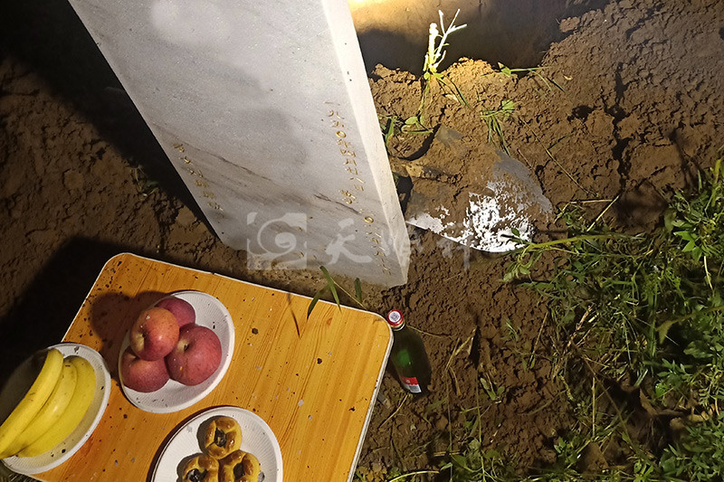 迁坟供品摆放