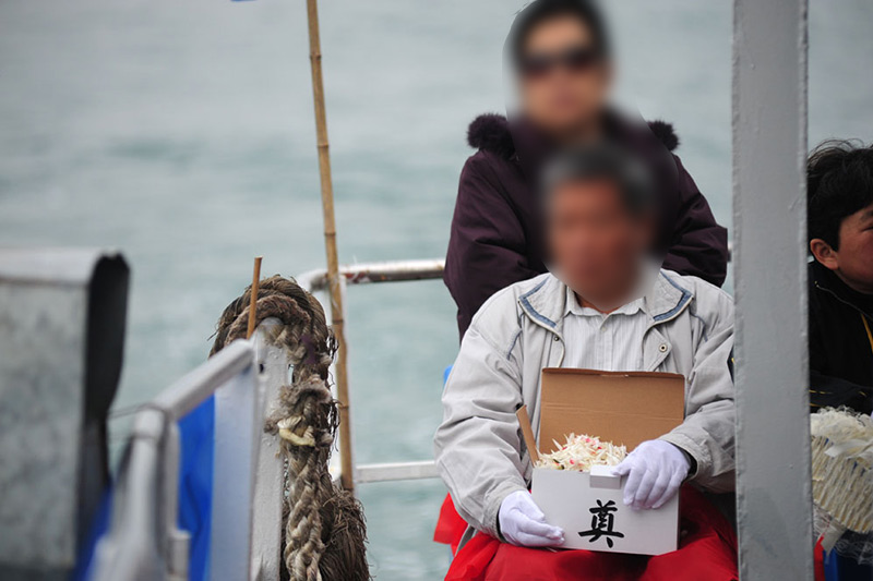 家属在海葬船上