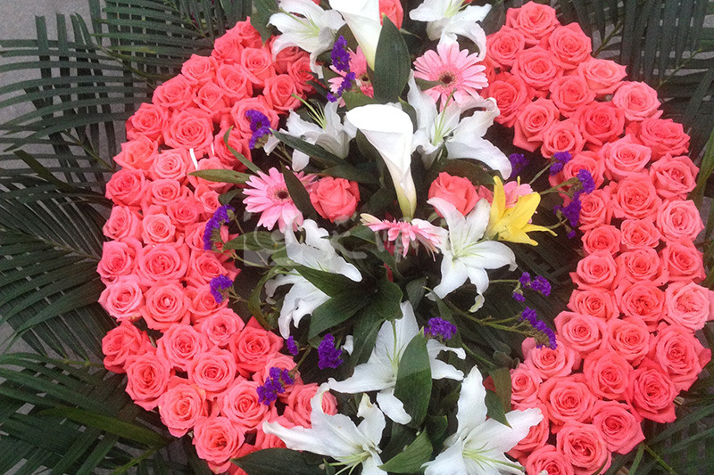 红玫瑰鲜花花圈