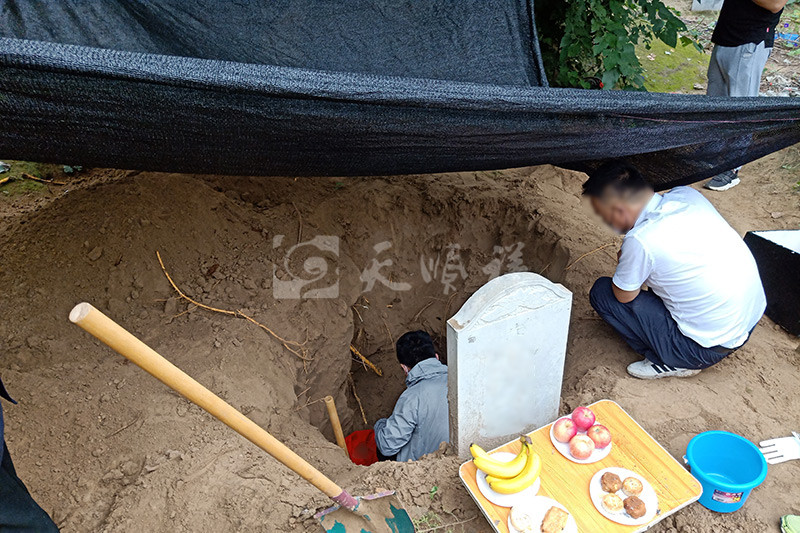 迁坟拾骨现场