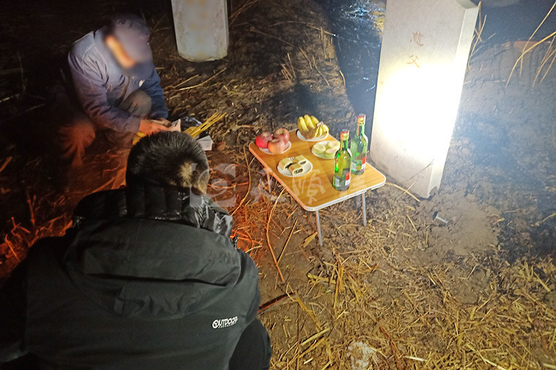 迁坟前祭拜祖先