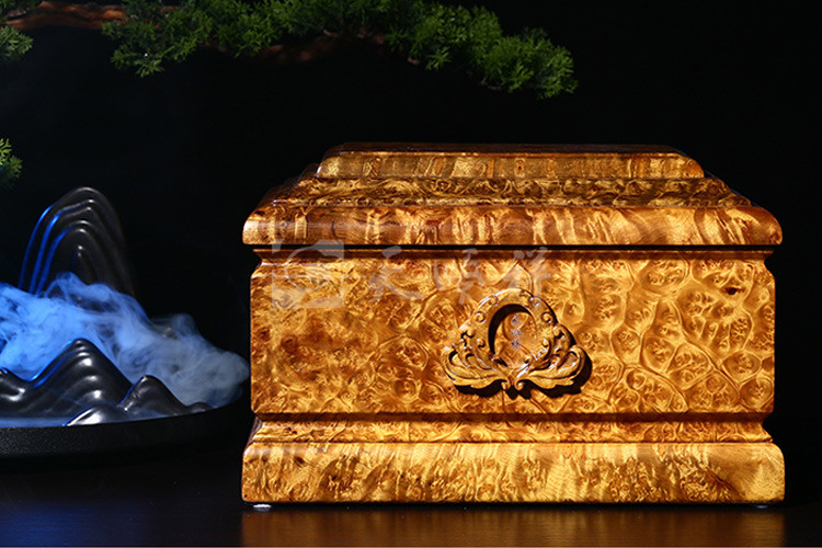 天顺祥缅怀黄金樟骨灰盒