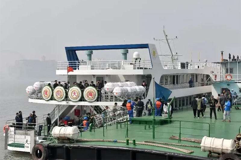 公益海葬船