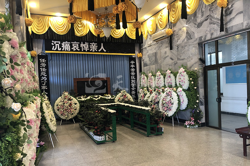 东家殡仪馆一条龙告别厅布置