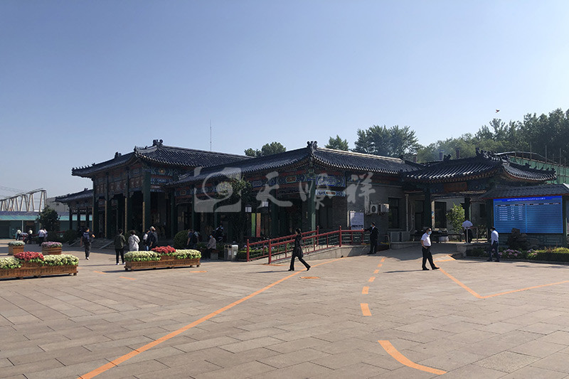 东郊殡仪馆停车场