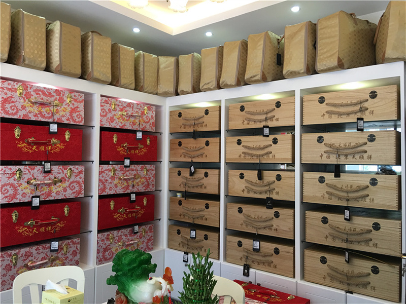 天顺祥八宝山店寿衣陈列
