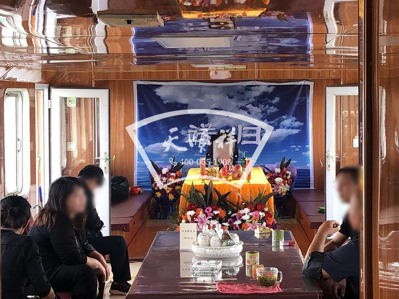 家属在海葬船上