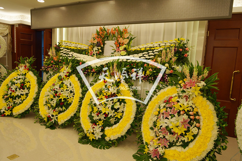 八宝山殡仪馆殡葬一条龙花圈摆放