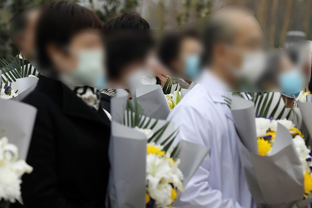 亲属在追思会现场