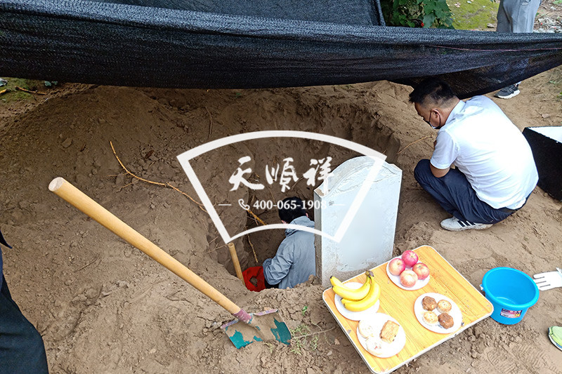 迁坟拾骨