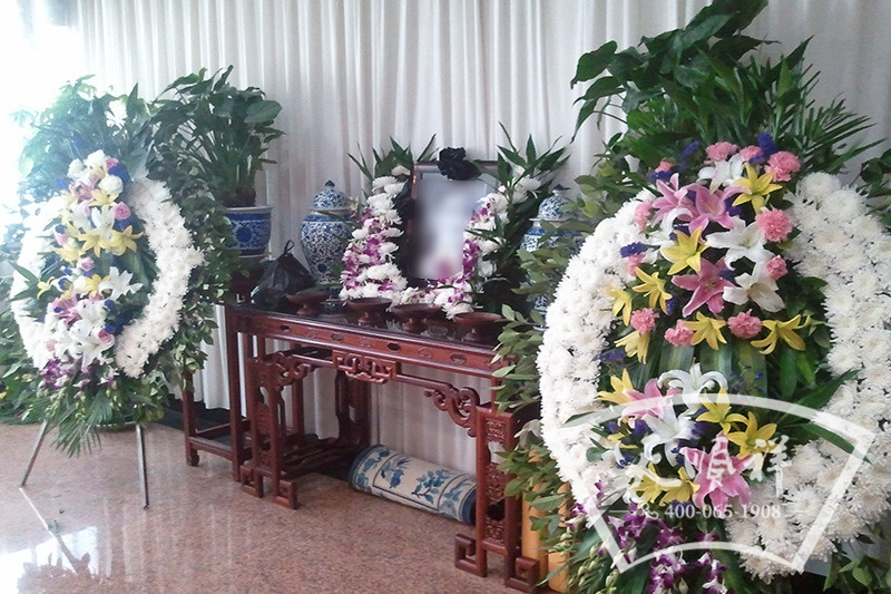 在家中为胡女士布置灵堂