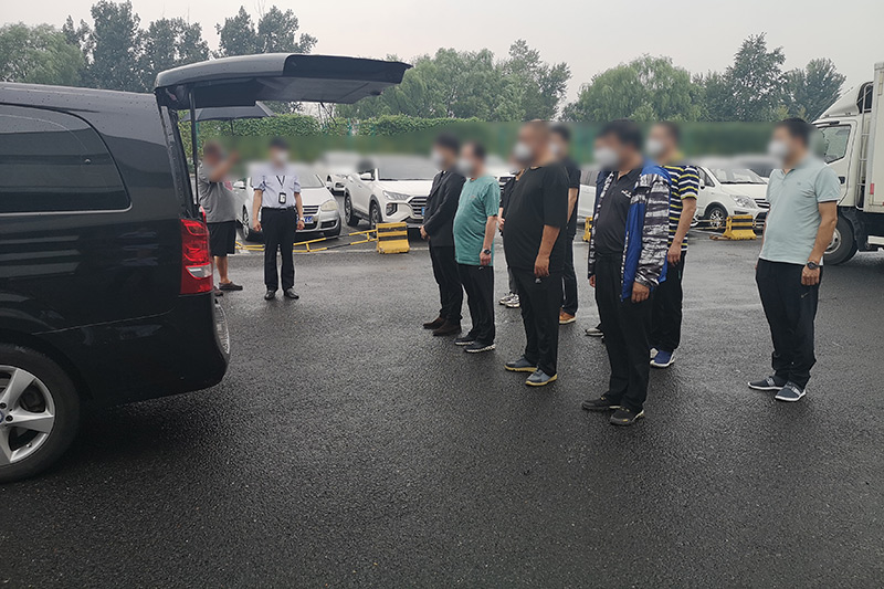 家属接遗体回家