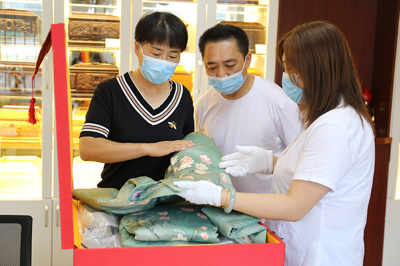 给客户展示寿衣