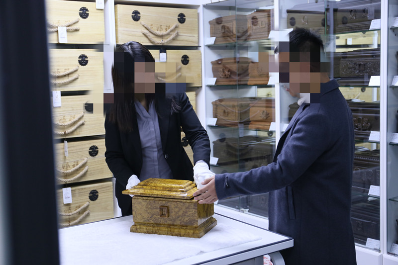 给客户介绍产品