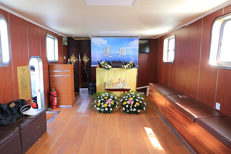 海葬船内 海葬船内