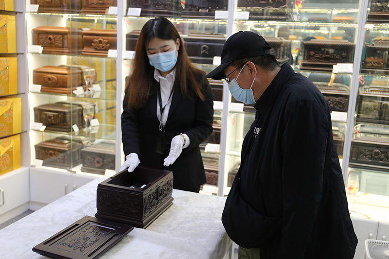天顺祥店员为客户介绍骨灰盒产品